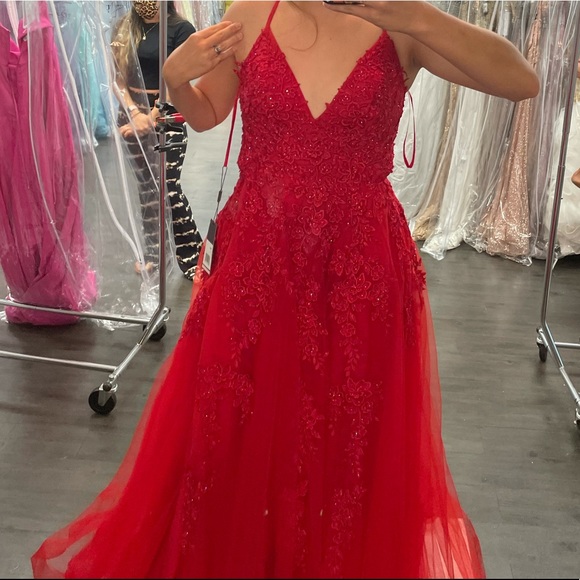 Beautiful red dress - Picture 5 of 7